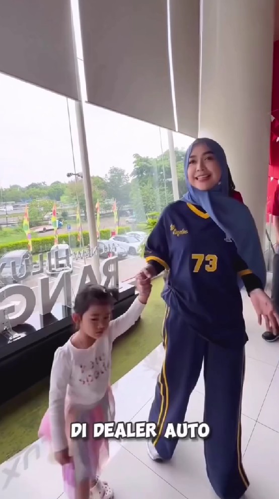 Harga nyaris Rp2 miliar, Ria Ricis beli mobil baru pilihan Moana buat kerja, ini 9 potret mewahnya