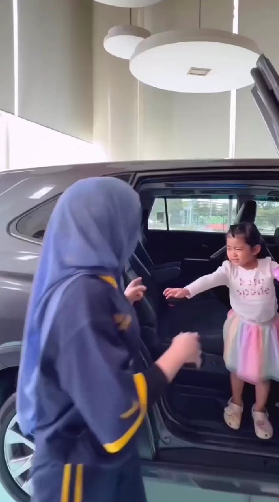 Harga nyaris Rp2 miliar, Ria Ricis beli mobil baru pilihan Moana buat kerja, ini 9 potret mewahnya