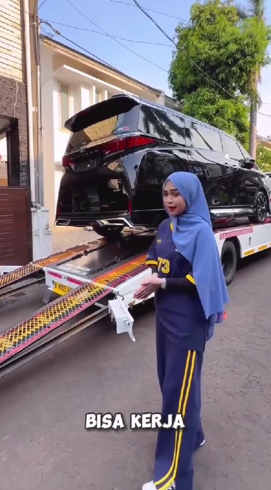 Harga nyaris Rp2 miliar, Ria Ricis beli mobil baru pilihan Moana buat kerja, ini 9 potret mewahnya