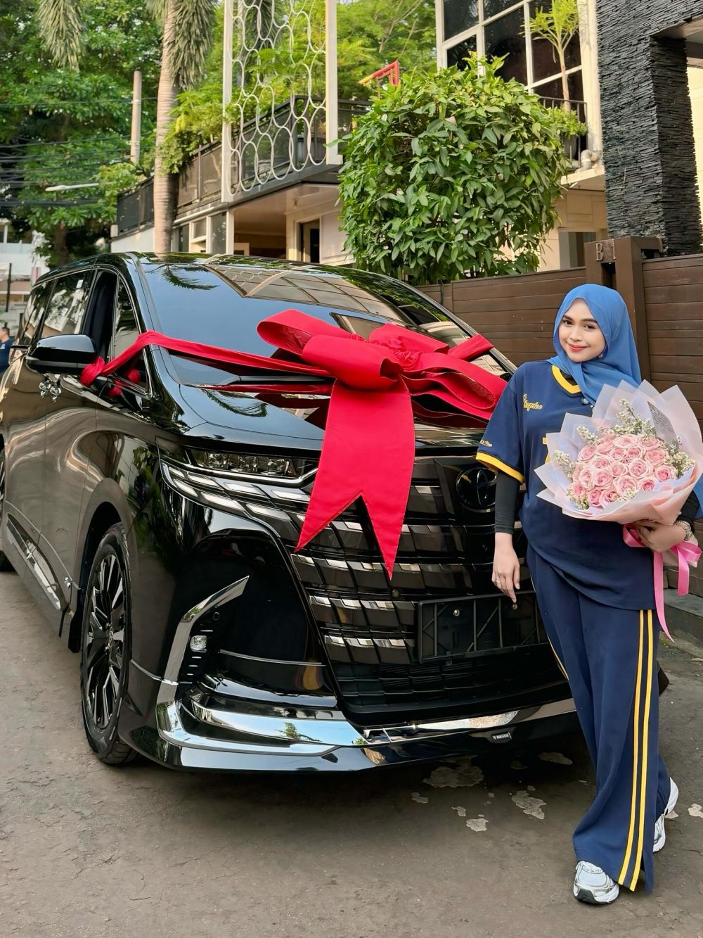 Harga nyaris Rp2 miliar, Ria Ricis beli mobil baru pilihan Moana buat kerja, ini 9 potret mewahnya