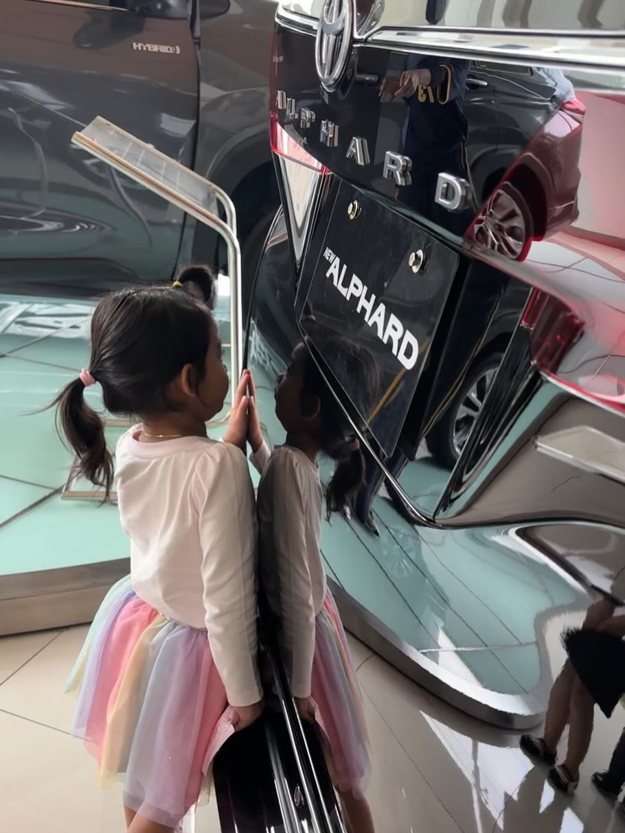 Harga nyaris Rp2 miliar, Ria Ricis beli mobil baru pilihan Moana buat kerja, ini 9 potret mewahnya