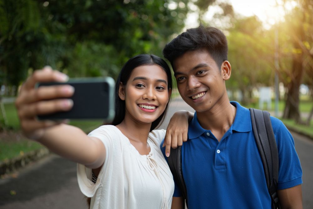 100 Caption puitis saat foto dengan pacar, manis, romantis, dan bikin baper