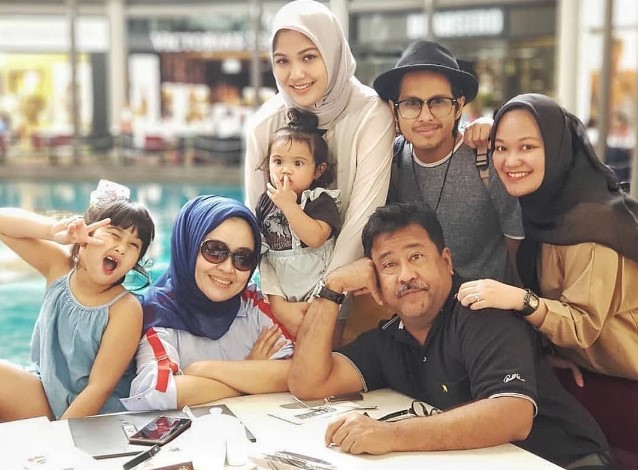 Diperlakukan layaknya anak kandung sendiri, intip 11 potret harmonis Rano Karno dan dua anak angkatnya