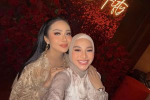 Potret 8 pasangan ibu dan anak saat pakai baju kembar ini bak seumuran, aura 'kembarnya' terlalu kuat