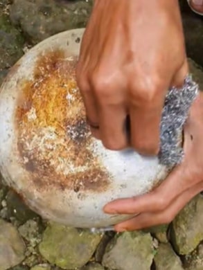 Tutorial praktis menambal panci bolong pakai barang bekas, hasilnya nggak main-main