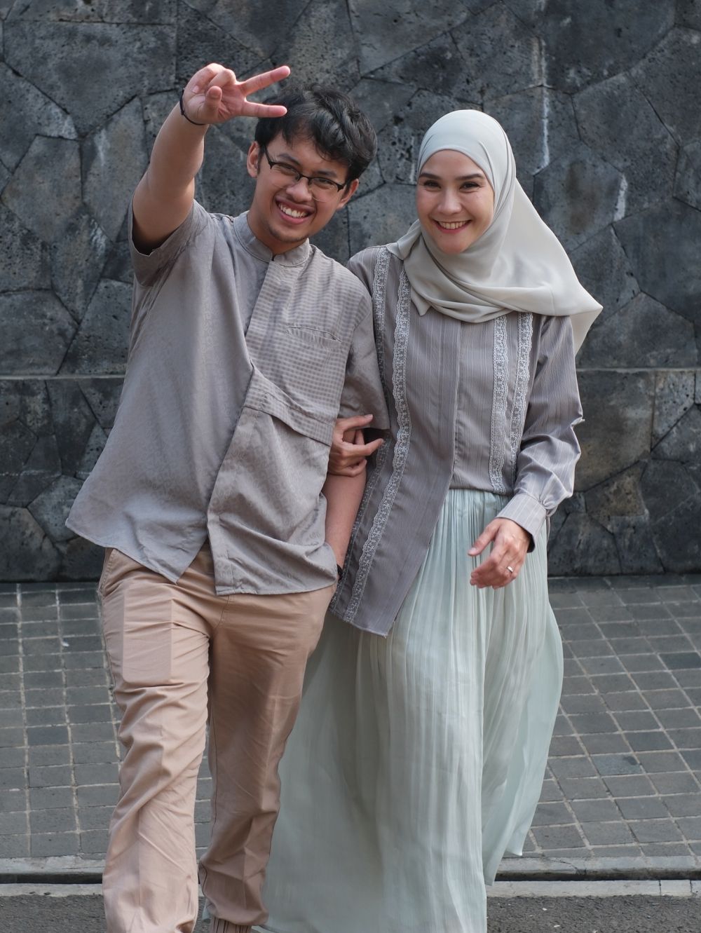 Potret kebersamaan 10 seleb bareng putra sambungnya, tetap harmonis walau tidak sedarah