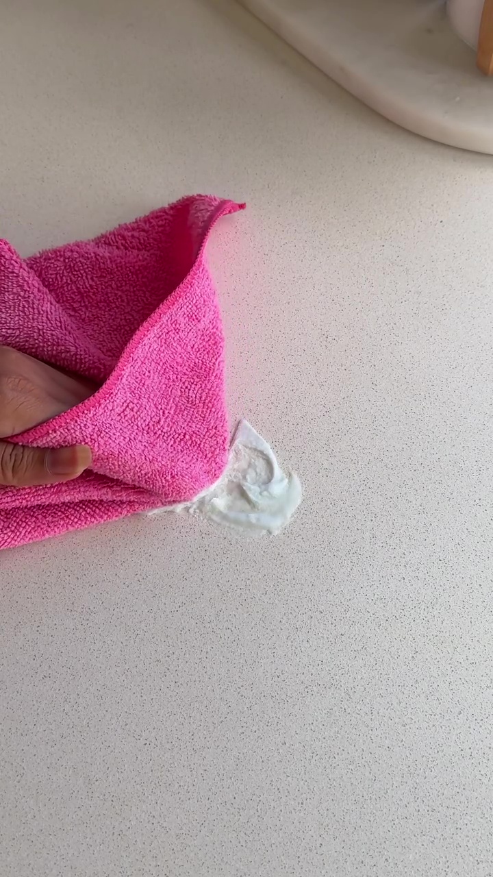 Noda kunyit di meja makan sulit hilang meski sudah digosok? Coba bersihkan pakai cara praktis ini