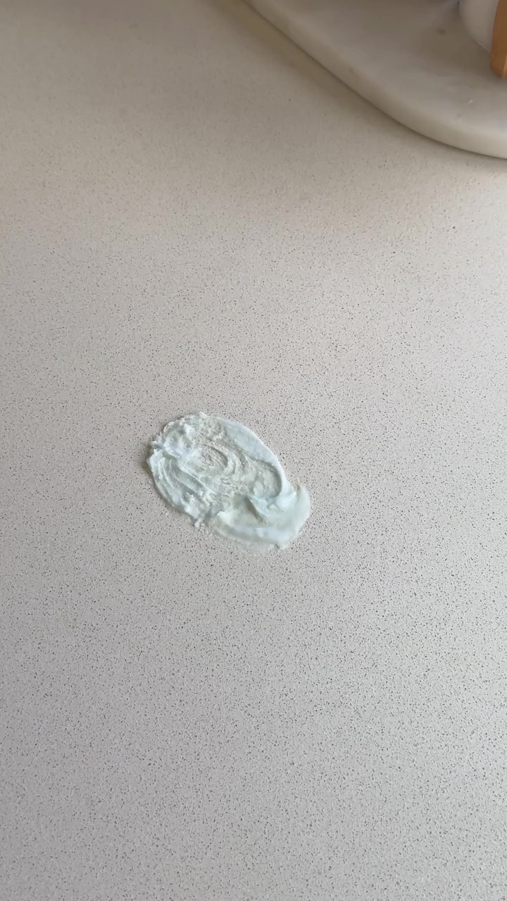 Noda kunyit di meja makan sulit hilang meski sudah digosok? Coba bersihkan pakai cara praktis ini