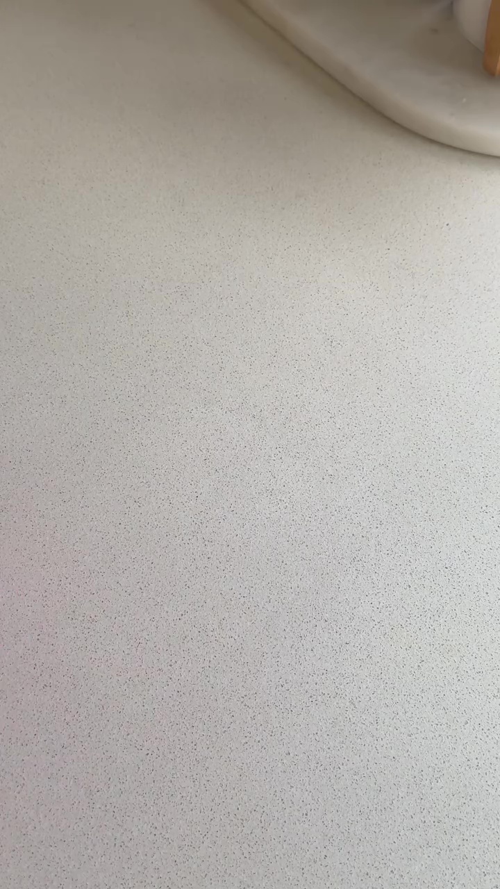 Noda kunyit di meja makan sulit hilang meski sudah digosok? Coba bersihkan pakai cara praktis ini