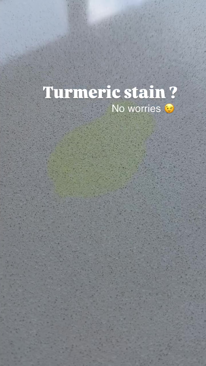 Noda kunyit di meja makan sulit hilang meski sudah digosok? Coba bersihkan pakai cara praktis ini