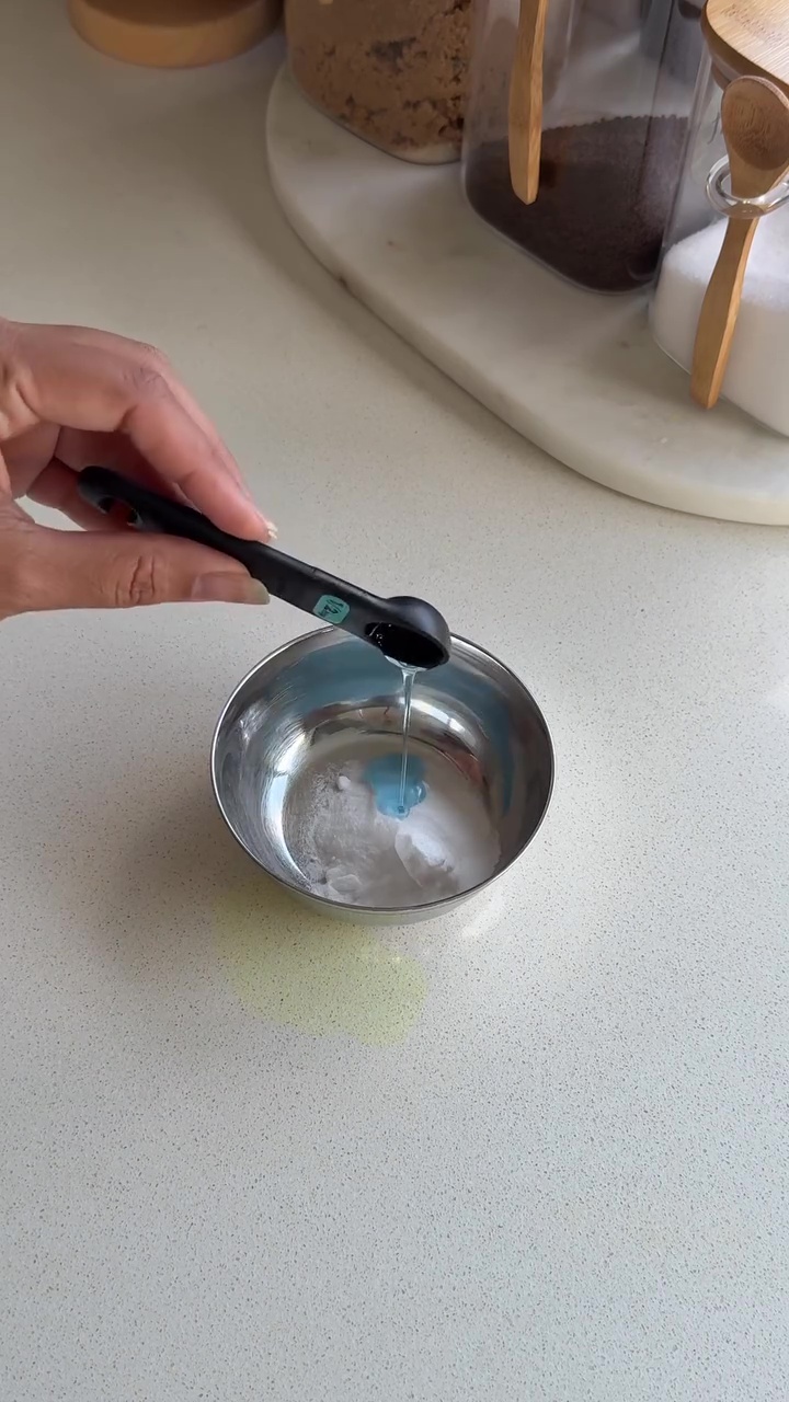 Noda kunyit di meja makan sulit hilang meski sudah digosok? Coba bersihkan pakai cara praktis ini