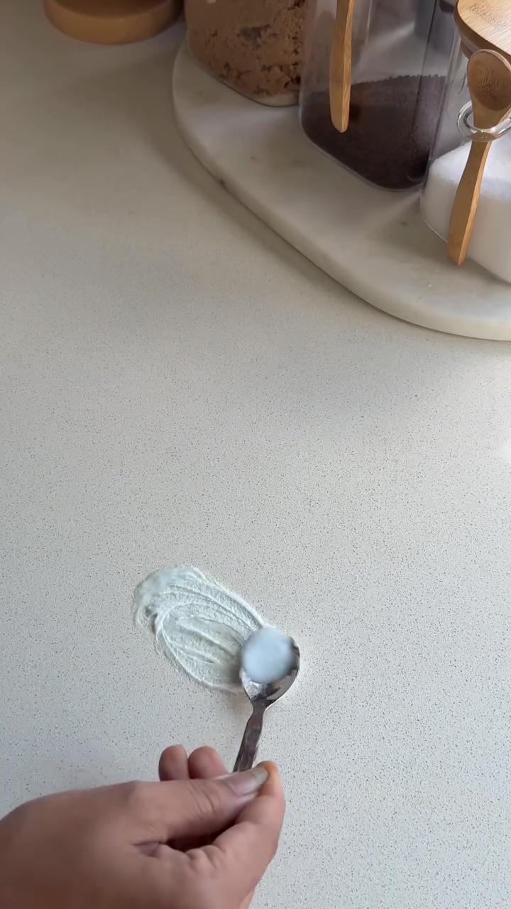 Noda kunyit di meja makan sulit hilang meski sudah digosok? Coba bersihkan pakai cara praktis ini