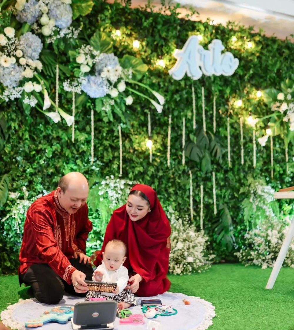 9 Potret terbaru Ari Sigit yang dibagikan istri baru, bahagia momong anak ketujuh di usia 54 tahun
