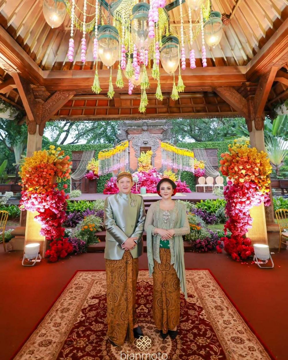 9 Potret terbaru Ari Sigit yang dibagikan istri baru, bahagia momong anak ketujuh di usia 54 tahun