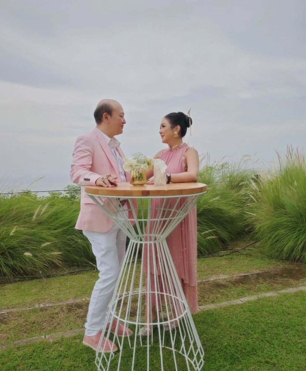 9 Potret terbaru Ari Sigit yang dibagikan istri baru, bahagia momong anak ketujuh di usia 54 tahun