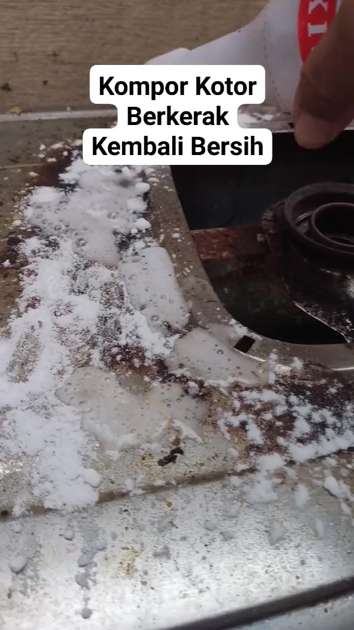 Punya kompor lama yang berkerak tebal? Bersihkan dengan campuran bahan ini biar noda cepat rontok