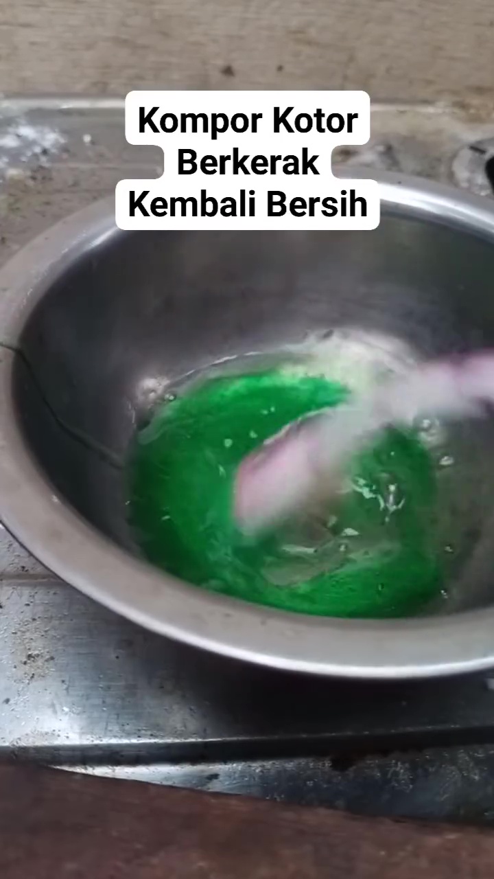 Punya kompor lama yang berkerak tebal? Bersihkan dengan campuran bahan ini biar noda cepat rontok