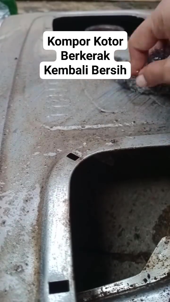 Punya kompor lama yang berkerak tebal? Bersihkan dengan campuran bahan ini biar noda cepat rontok