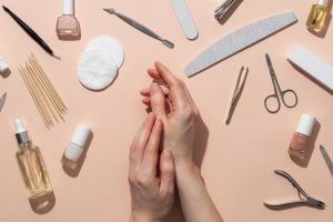 8 Trik ampuh bikin kuku rapuh lebih kuat, pakai bahan simpel dari lemon sampai aloe vera