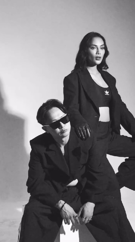 9 Pemotretan terbaru Erika Carlina bareng DJ Bravy, gayanya swag disebut bagai keluarga mafia
