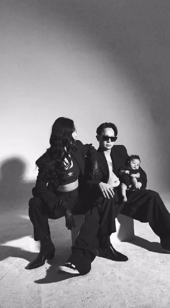 9 Pemotretan terbaru Erika Carlina bareng DJ Bravy, gayanya swag disebut bagai keluarga mafia