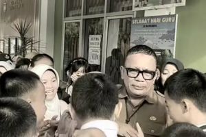 Viral kepsek di Prabumulih dicopot usia tegur anak pejabat bawa mobil ke sekolah, ditangisi para siswa