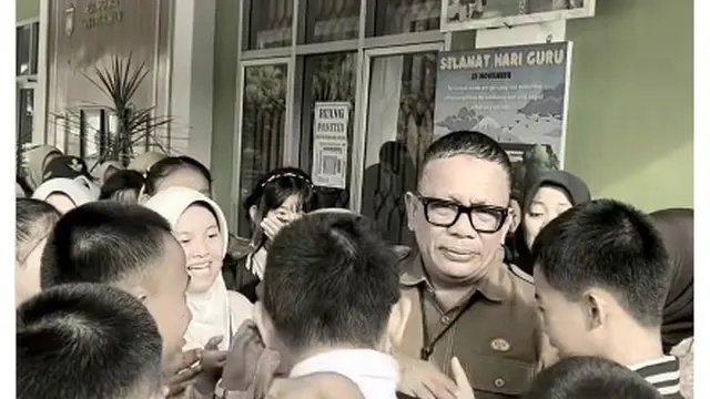 Viral kepsek di Prabumulih dicopot usia tegur anak pejabat bawa mobil ke sekolah, ditangisi para siswa