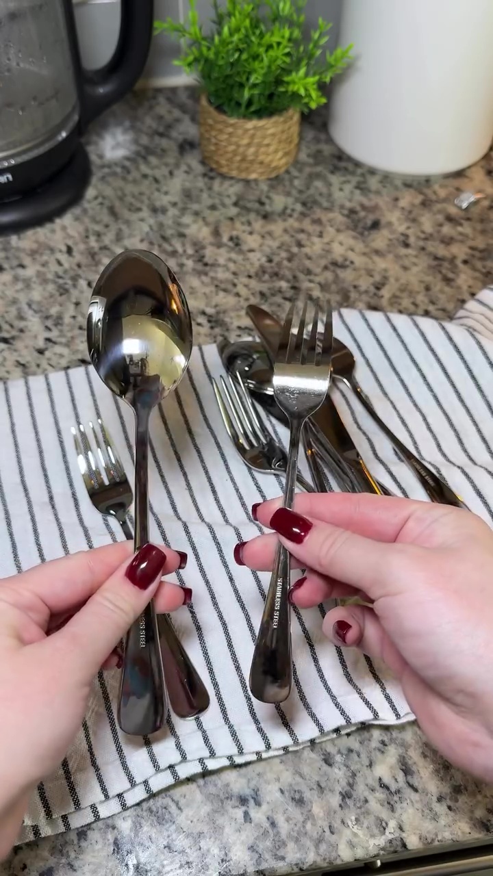 Sendok stainless steel mulai kusam dan penuh bercak air? Atasi dengan cara ini biar mengilap bak baru
