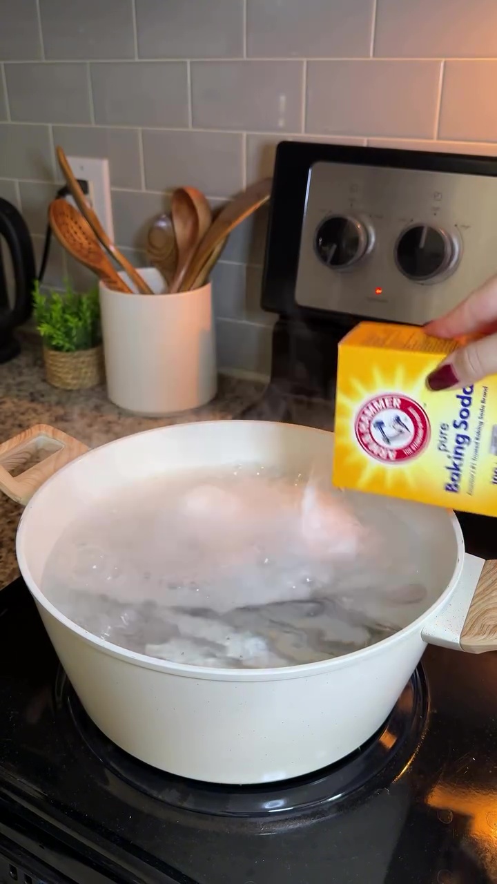 Sendok stainless steel mulai kusam dan penuh bercak air? Atasi dengan cara ini biar mengilap bak baru