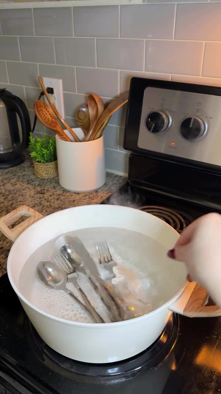 Sendok stainless steel mulai kusam dan penuh bercak air? Atasi dengan cara ini biar mengilap bak baru