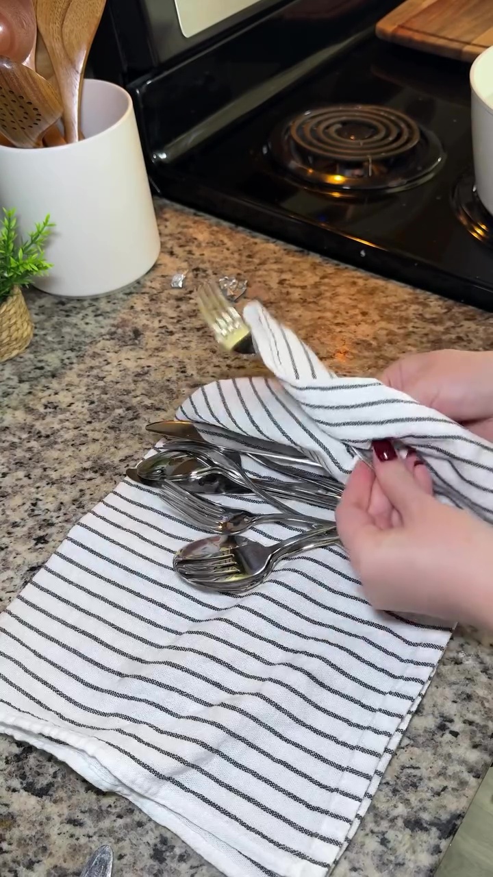 Sendok stainless steel mulai kusam dan penuh bercak air? Atasi dengan cara ini biar mengilap bak baru