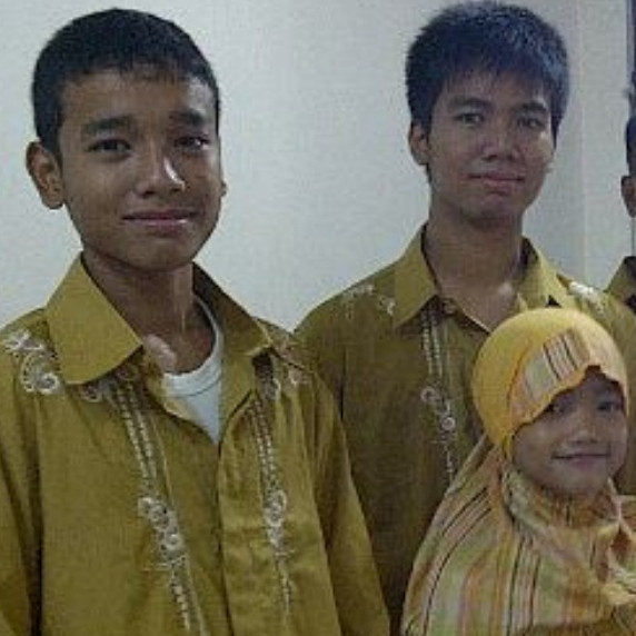 Selalu kompak setiap momen, intip 11 potret kebersamaan Fuji dan Fadly Faisal dari kecil hingga kini