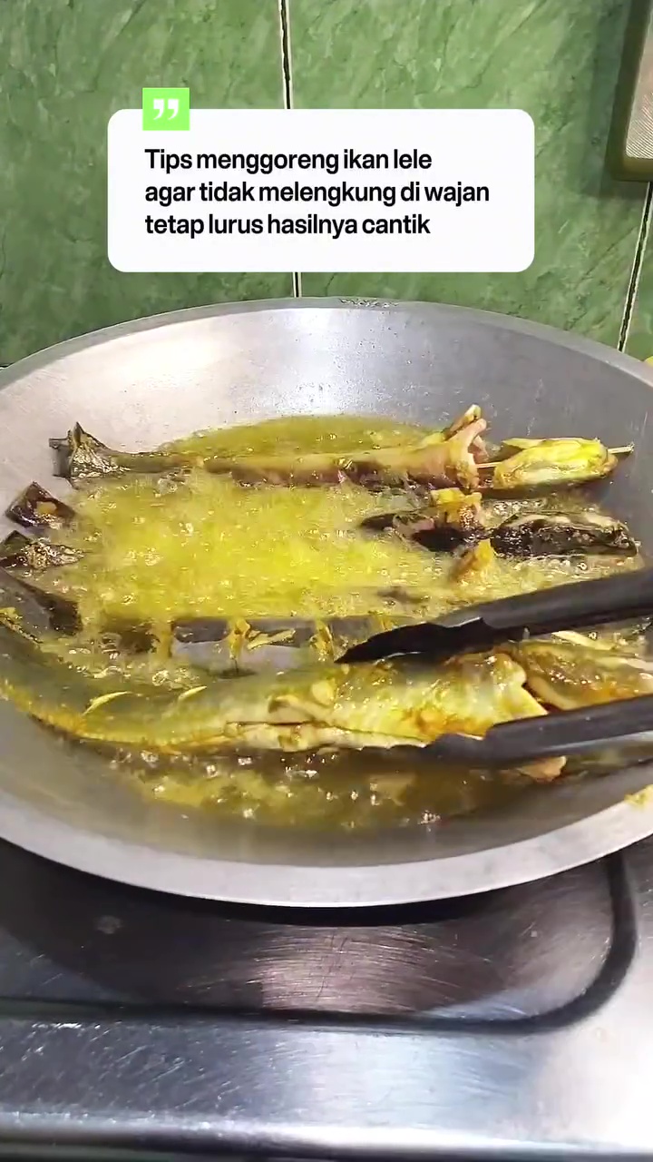 Bukan dibaluri tepung, wanita ini bagikan trik antigagal goreng ikan lele agar hasilnya lurus