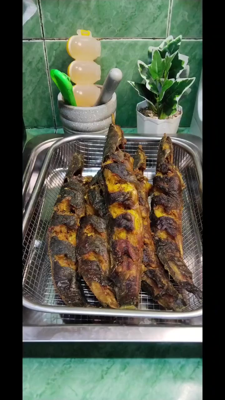 Bukan dibaluri tepung, wanita ini bagikan trik antigagal goreng ikan lele agar hasilnya lurus