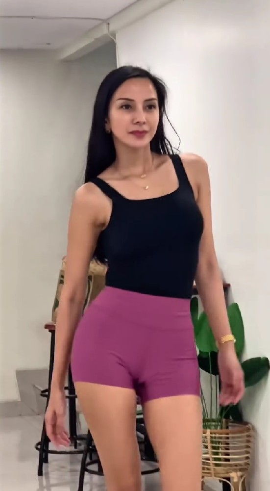 Cuma butuh 4 hari, ini 9 potret Kirana Larasati latihan catwalk demi Miss Universe Indonesia 2025