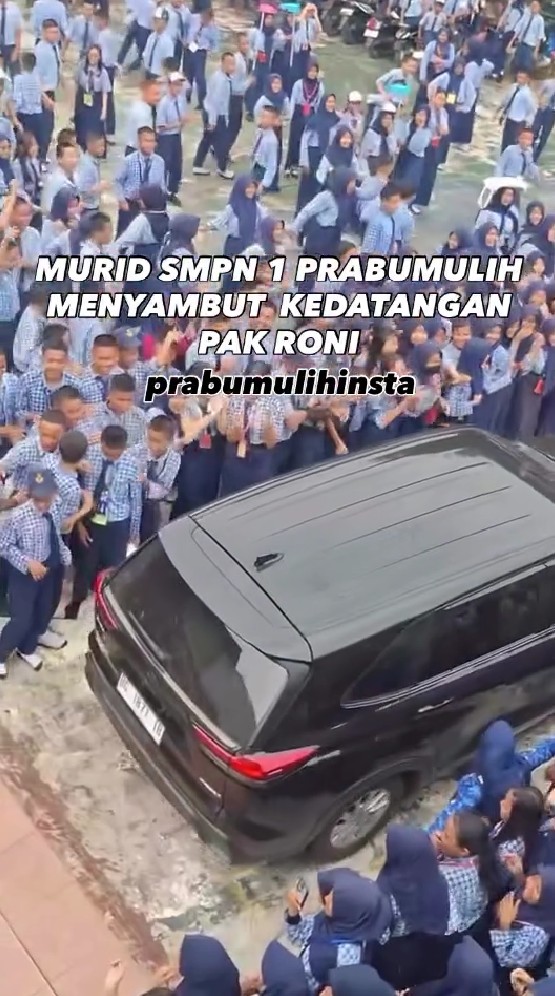 Batal dimutasi, kepsek Prabumulih kembali ke sekolah, ini 7 potret kedatangannya disambut meriah siswa