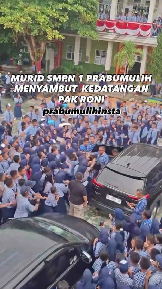 Batal dimutasi, kepsek Prabumulih kembali ke sekolah, ini 7 potret kedatangannya disambut meriah siswa