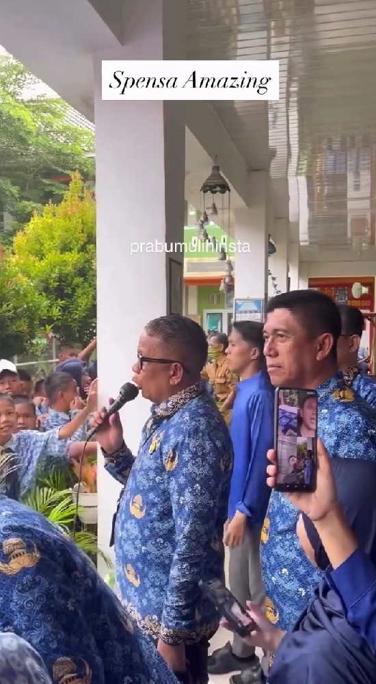 Batal dimutasi, kepsek Prabumulih kembali ke sekolah, ini 7 potret kedatangannya disambut meriah siswa