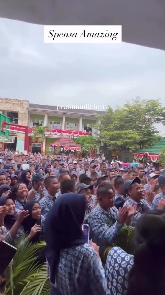 Batal dimutasi, kepsek Prabumulih kembali ke sekolah, ini 7 potret kedatangannya disambut meriah siswa