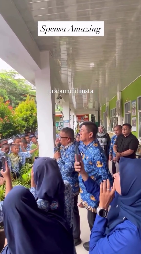 Batal dimutasi, kepsek Prabumulih kembali ke sekolah, ini 7 potret kedatangannya disambut meriah siswa