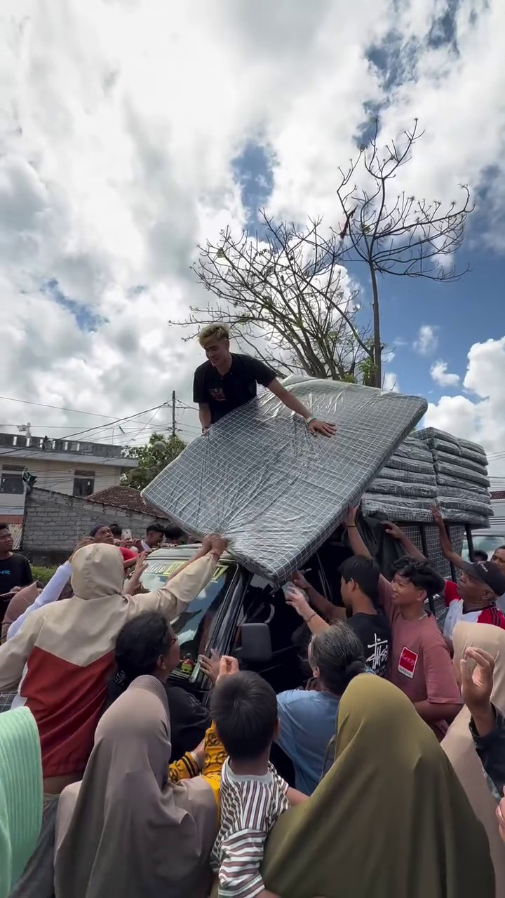 9 Potret momen Aisar Khaled bagi-bagi bantuan korban banjir di Bali, sempat dimarahi oleh warga