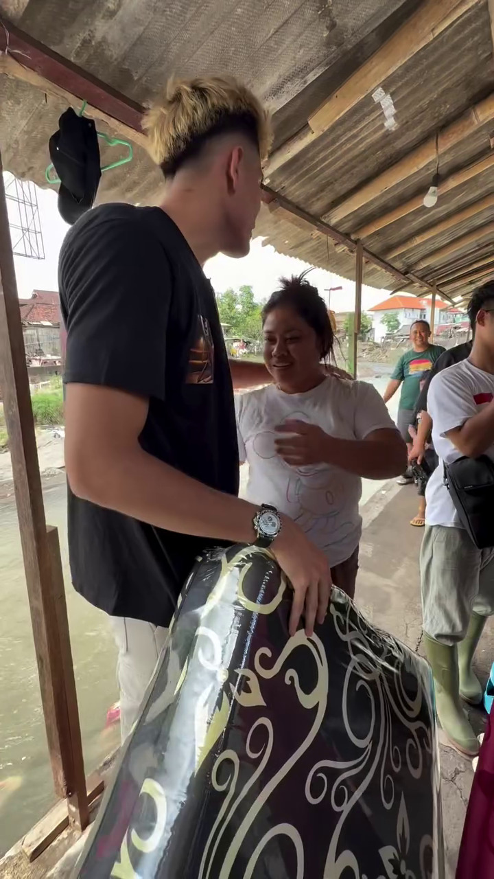 9 Potret momen Aisar Khaled bagi-bagi bantuan korban banjir di Bali, sempat dimarahi oleh warga