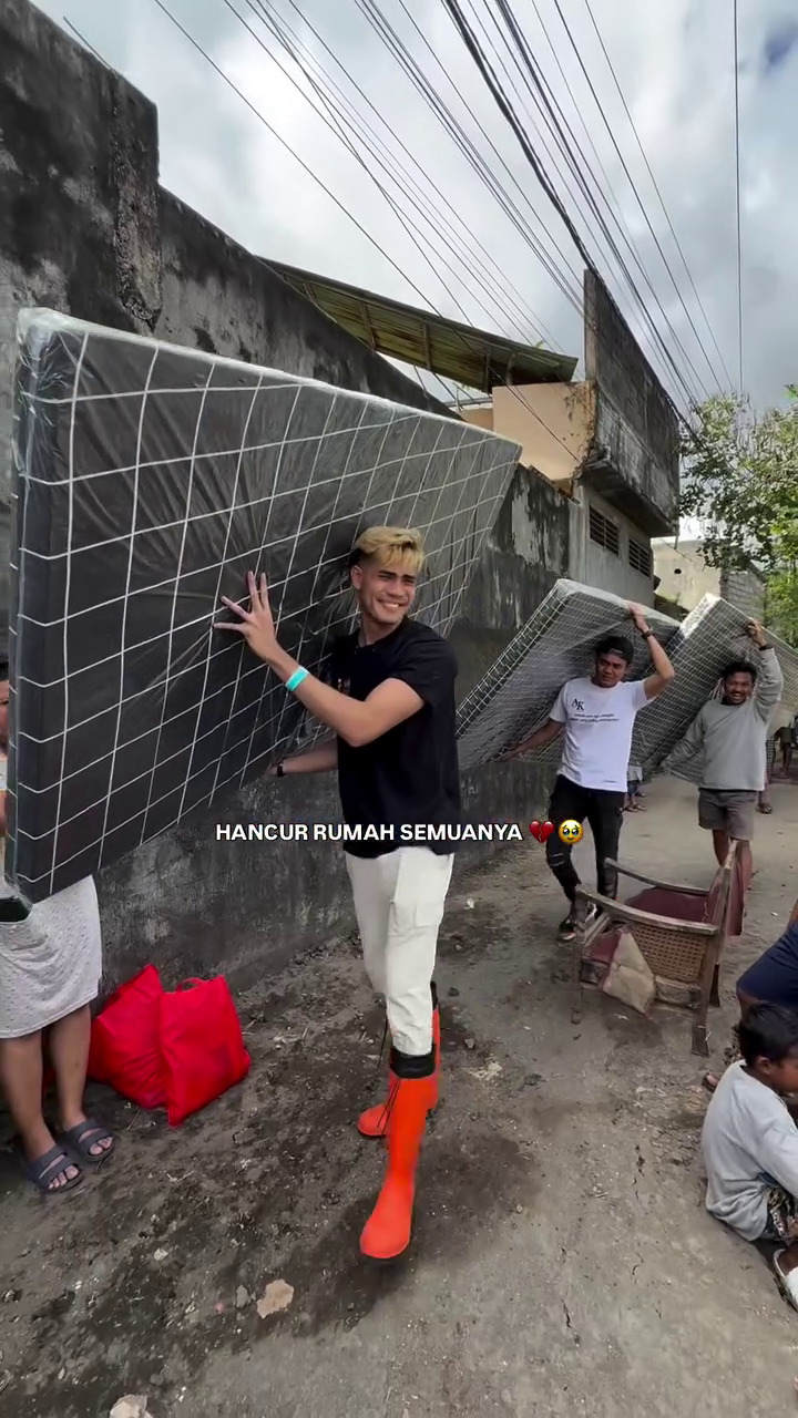 9 Potret momen Aisar Khaled bagi-bagi bantuan korban banjir di Bali, sempat dimarahi oleh warga