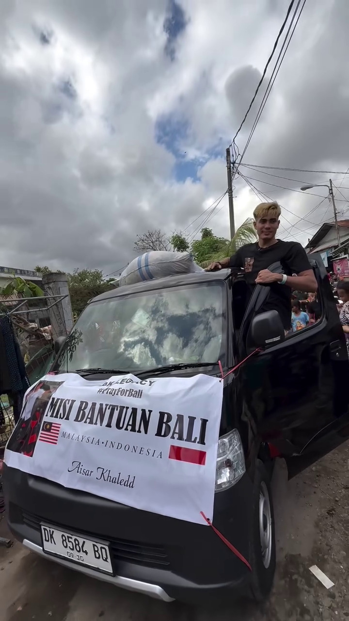 9 Potret momen Aisar Khaled bagi-bagi bantuan korban banjir di Bali, sempat dimarahi oleh warga