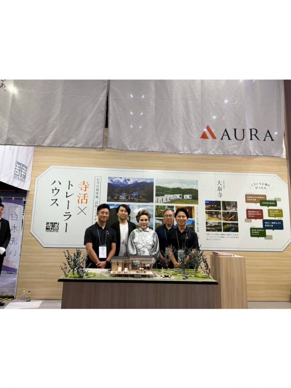 9 Potret Dewi Soekarno hadiri pameran seni, aksinya terbujur di peti mati bikin syok