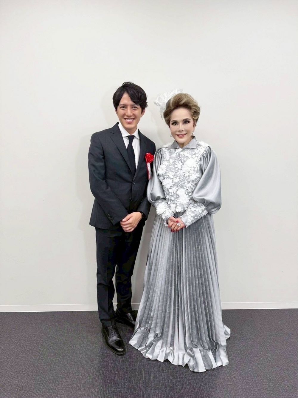 9 Potret Dewi Soekarno hadiri pameran seni, aksinya terbujur di peti mati bikin syok