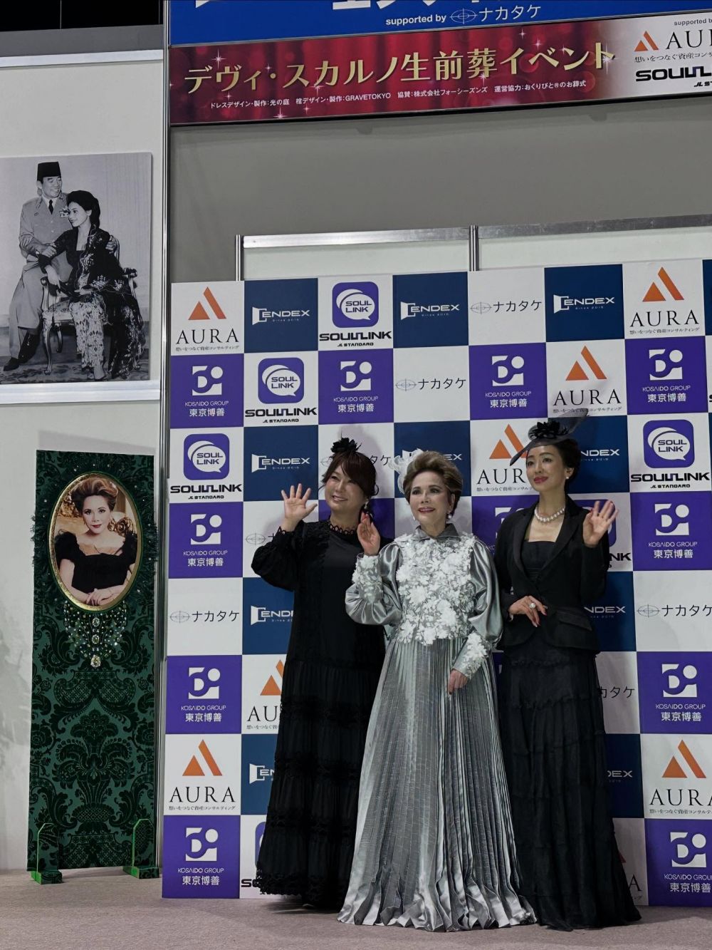 9 Potret Dewi Soekarno hadiri pameran seni, aksinya terbujur di peti mati bikin syok