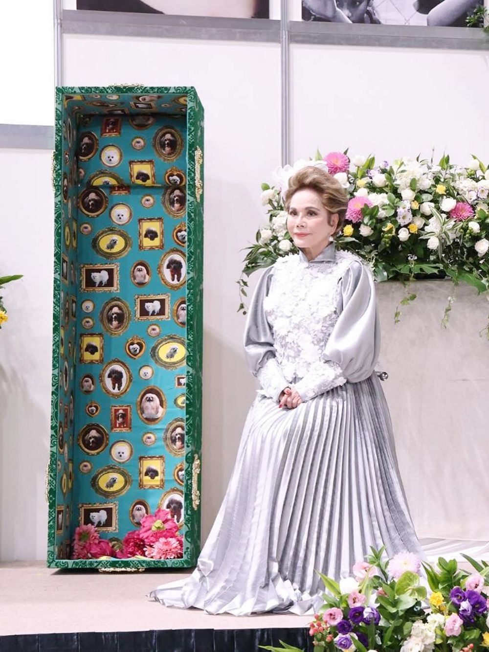 9 Potret Dewi Soekarno hadiri pameran seni, aksinya terbujur di peti mati bikin syok