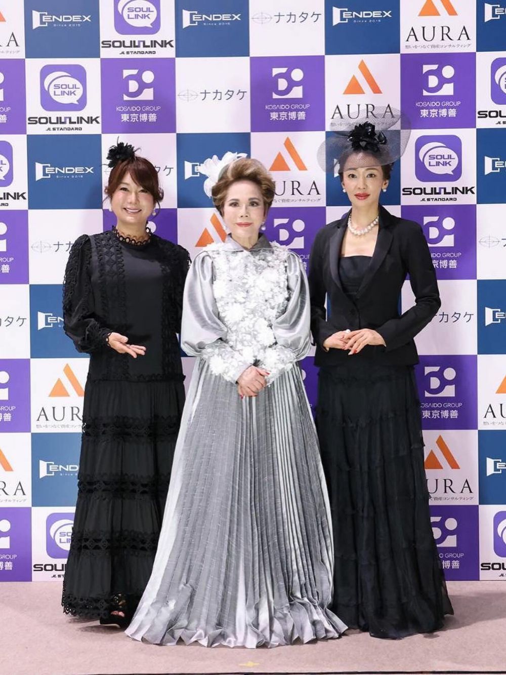 9 Potret Dewi Soekarno hadiri pameran seni, aksinya terbujur di peti mati bikin syok