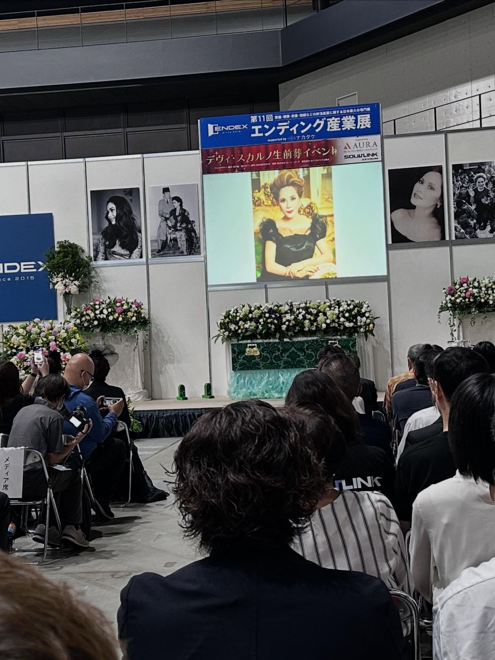 9 Potret Dewi Soekarno hadiri pameran seni, aksinya terbujur di peti mati bikin syok